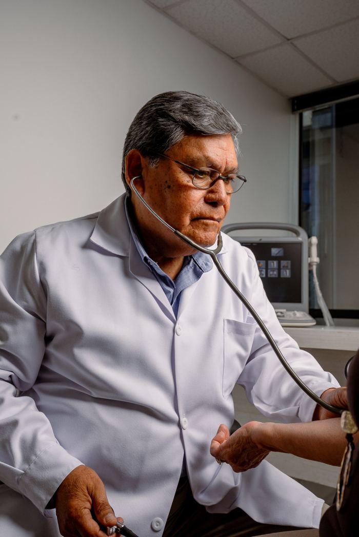 Dr. Valdivieso atendiendo a una paciente