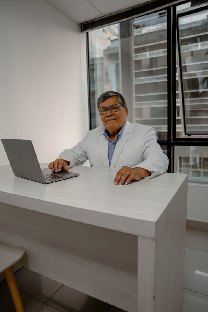 Dr. Valdivieso en su escritorio del consultorio