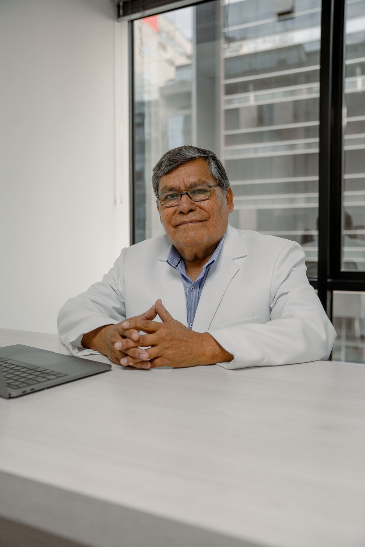 Dr. Ricardo Valdivieso Paredes en su consultorio