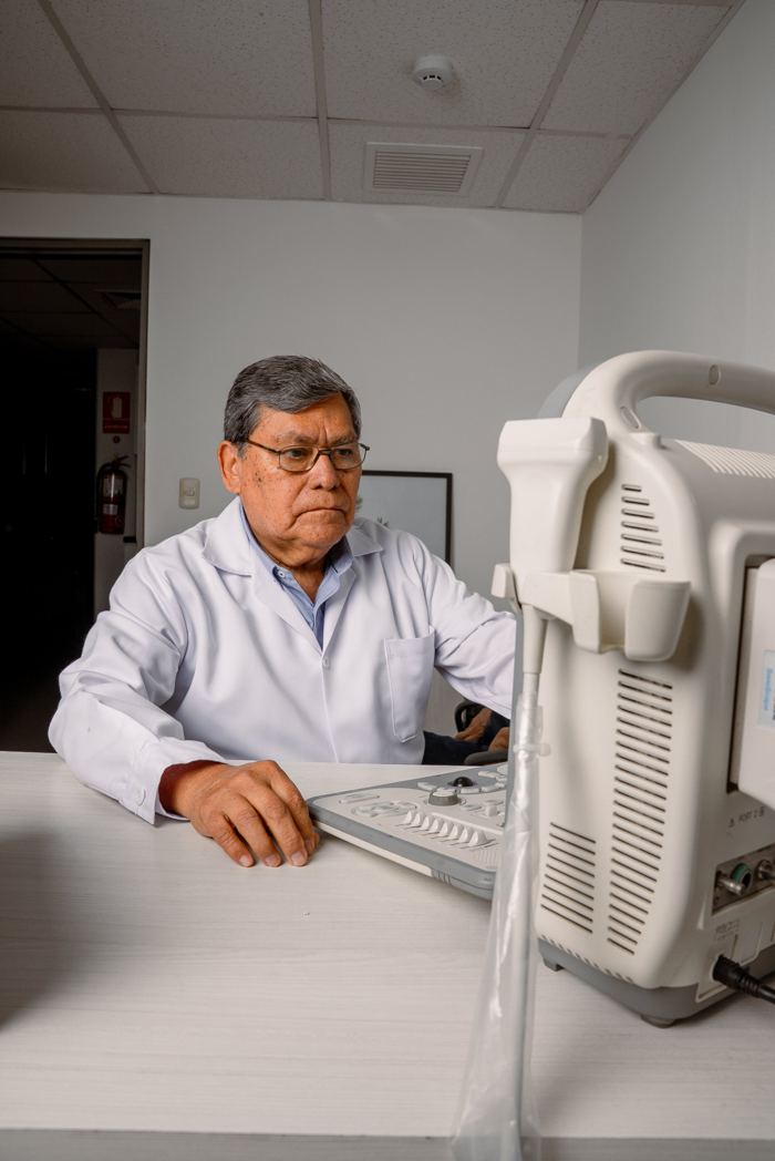 Dr. Valdivieso frente al equipo de Eco Doppler