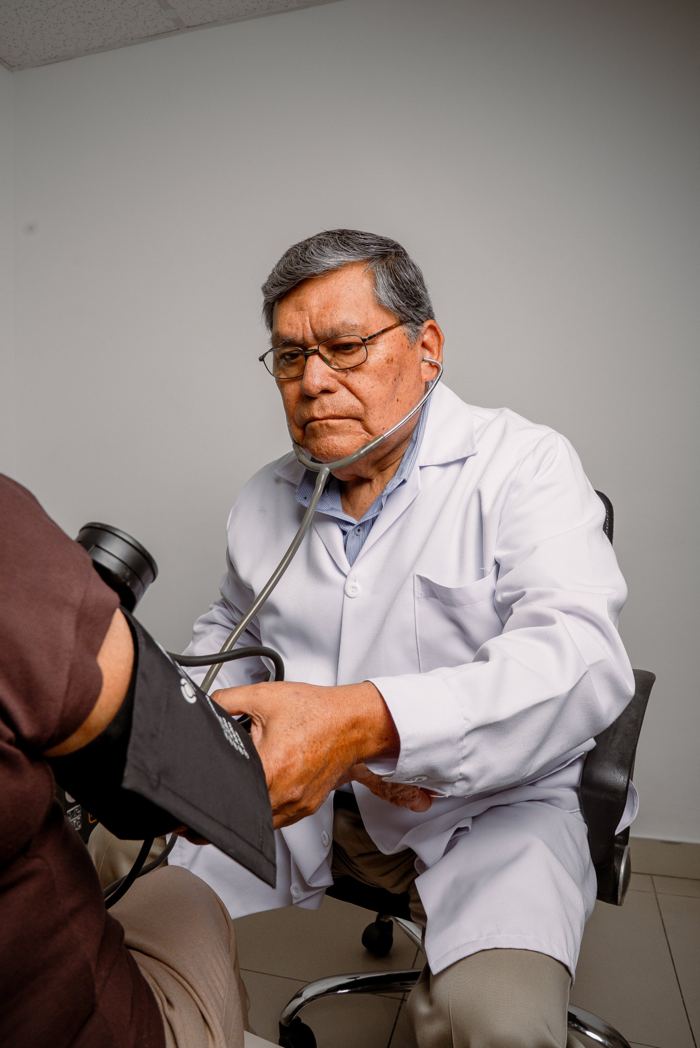 Dr. Valdivieso durante una evaluación clínica
