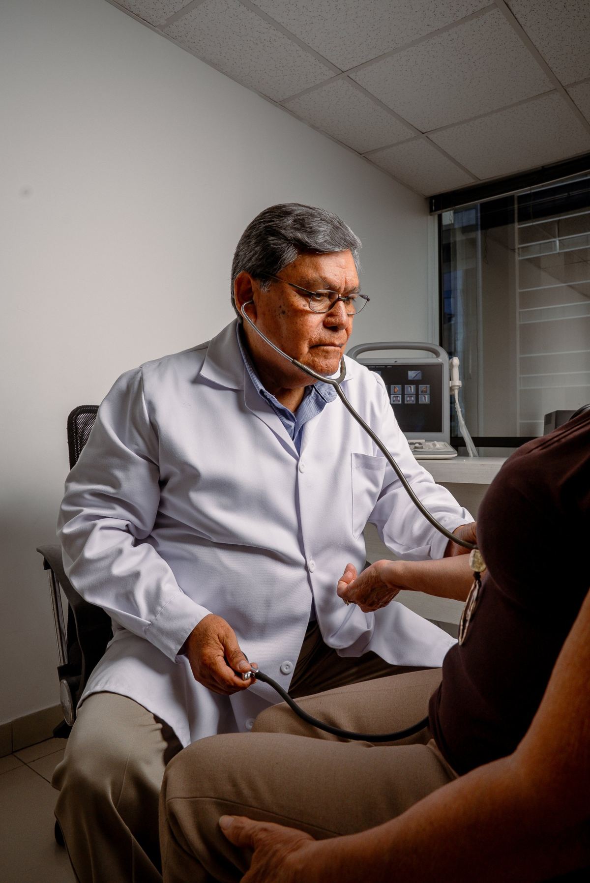 Dr. Valdivieso conversando con una paciente en la primera consulta